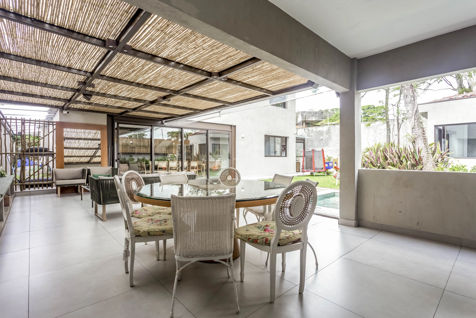 Casa reformada em rua fechada - Imagem 13