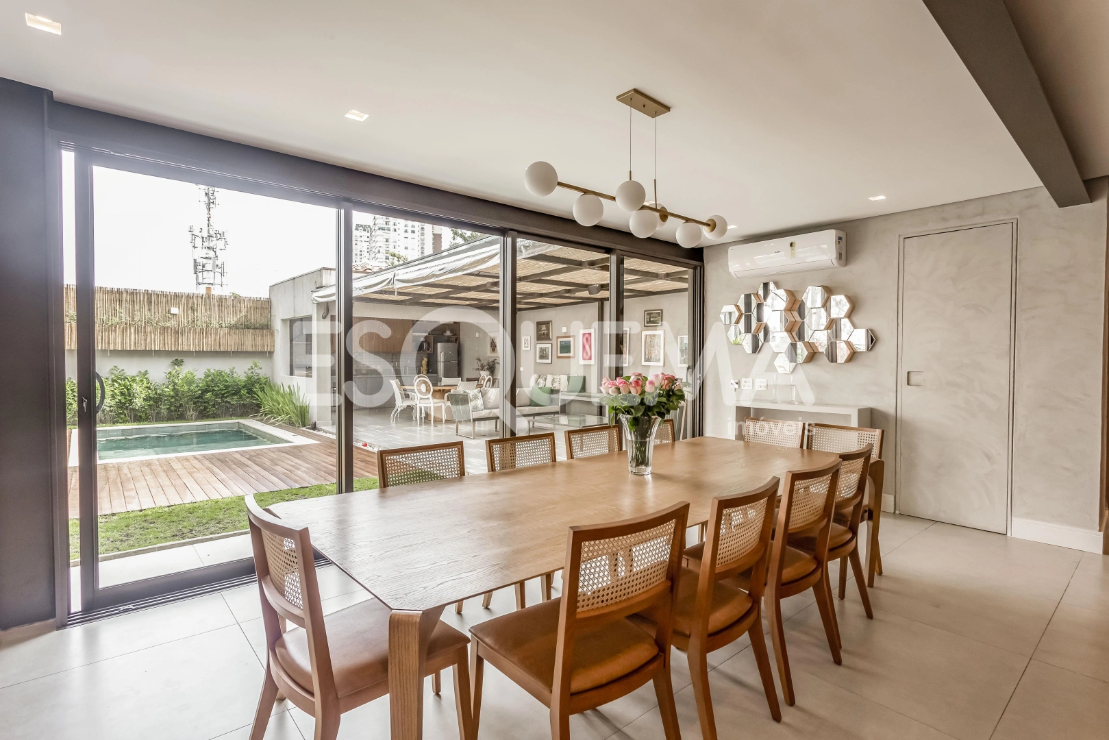 Casa reformada em rua fechada - Imagem 8