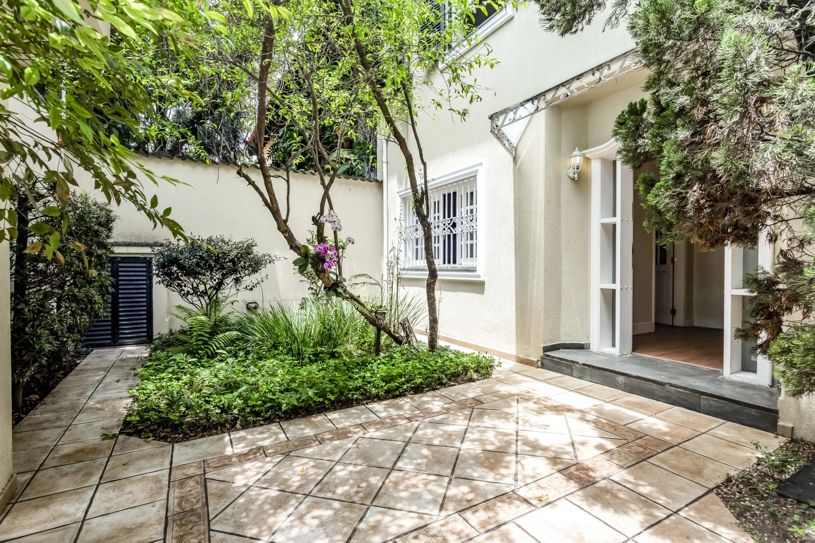 Casa em rua arborizada e próxima ao Parque Ibirapuera - Imagem 1