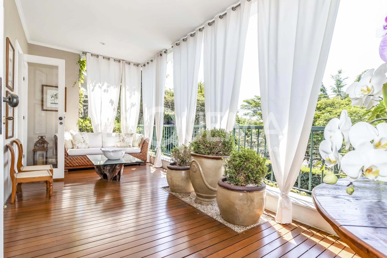Casa contemporânea cercada por verde com lazer completo - Imagem 6