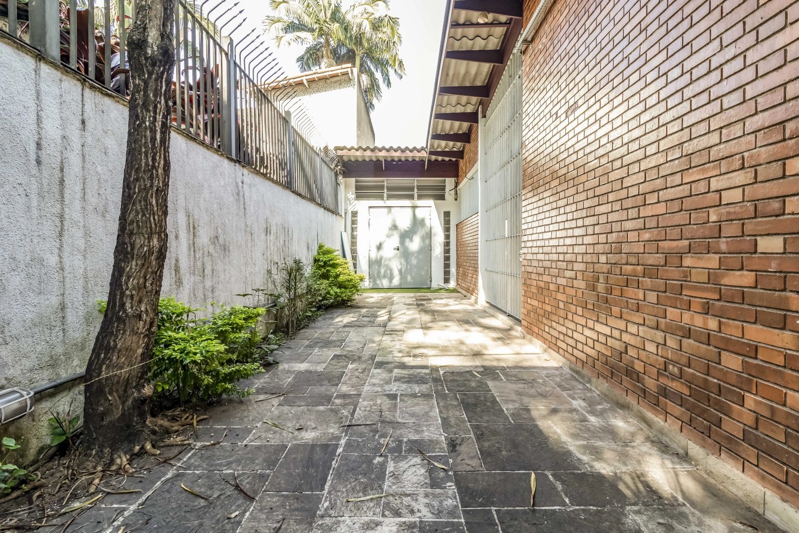 Imóveis comerciais em terreno amplo - Imagem 13
