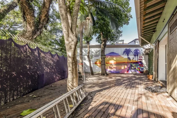 Imóveis comerciais em terreno amplo
