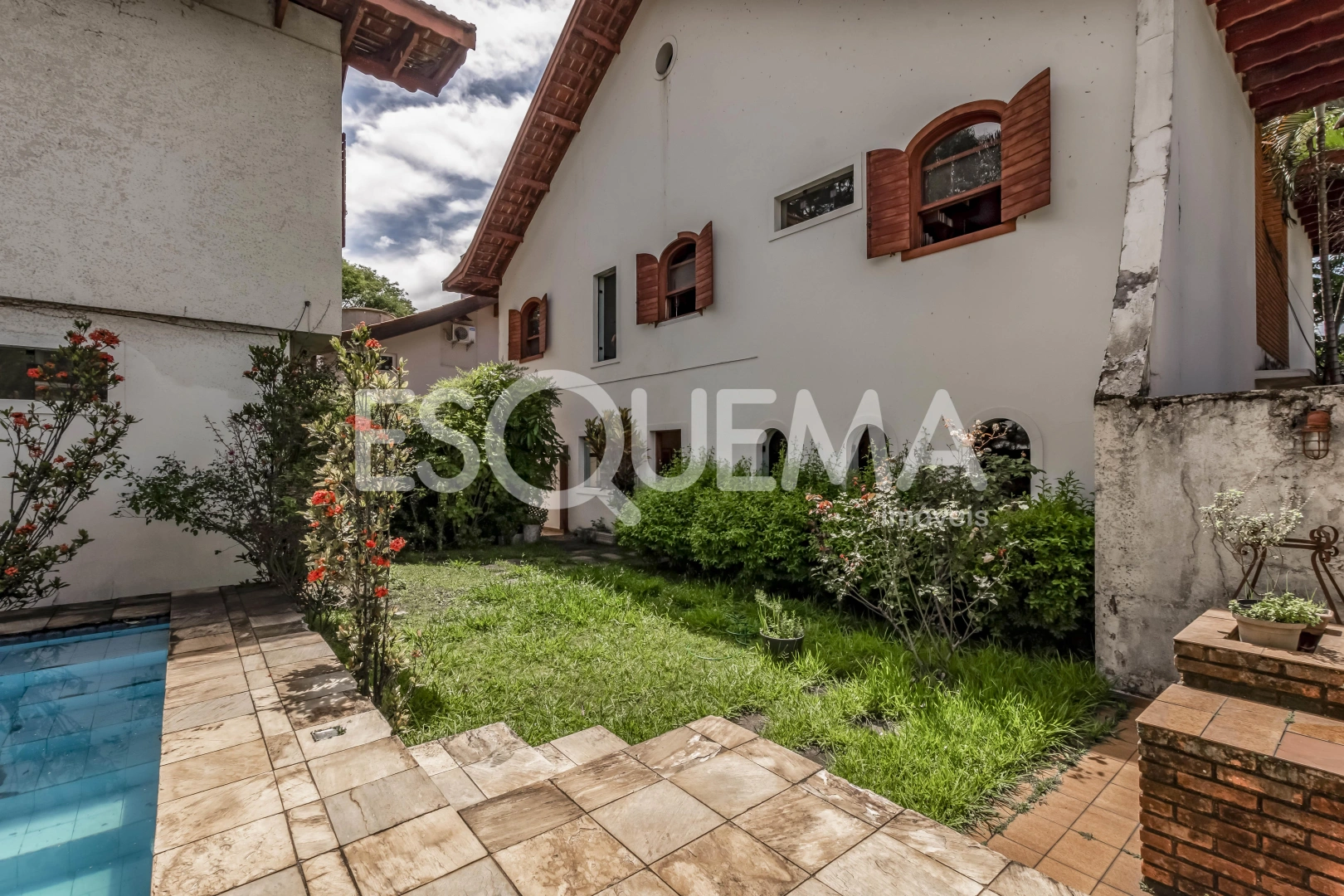 Casa para reforma em rua arborizada - Imagem 1