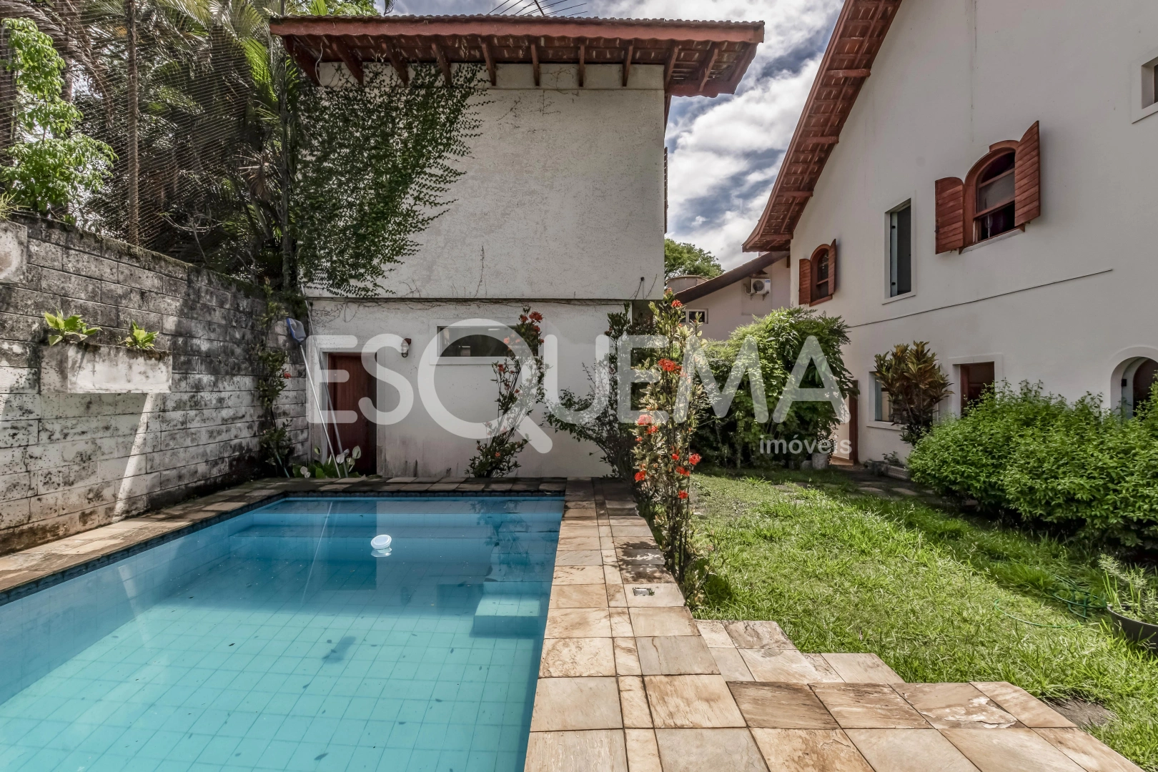Casa para reforma em rua arborizada - Imagem 2