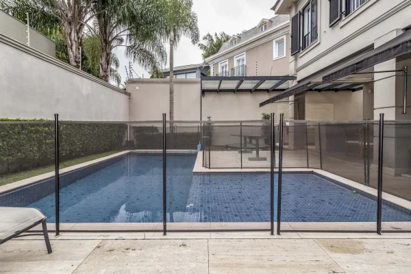 Casa reformada com espaço gourmet e piscina