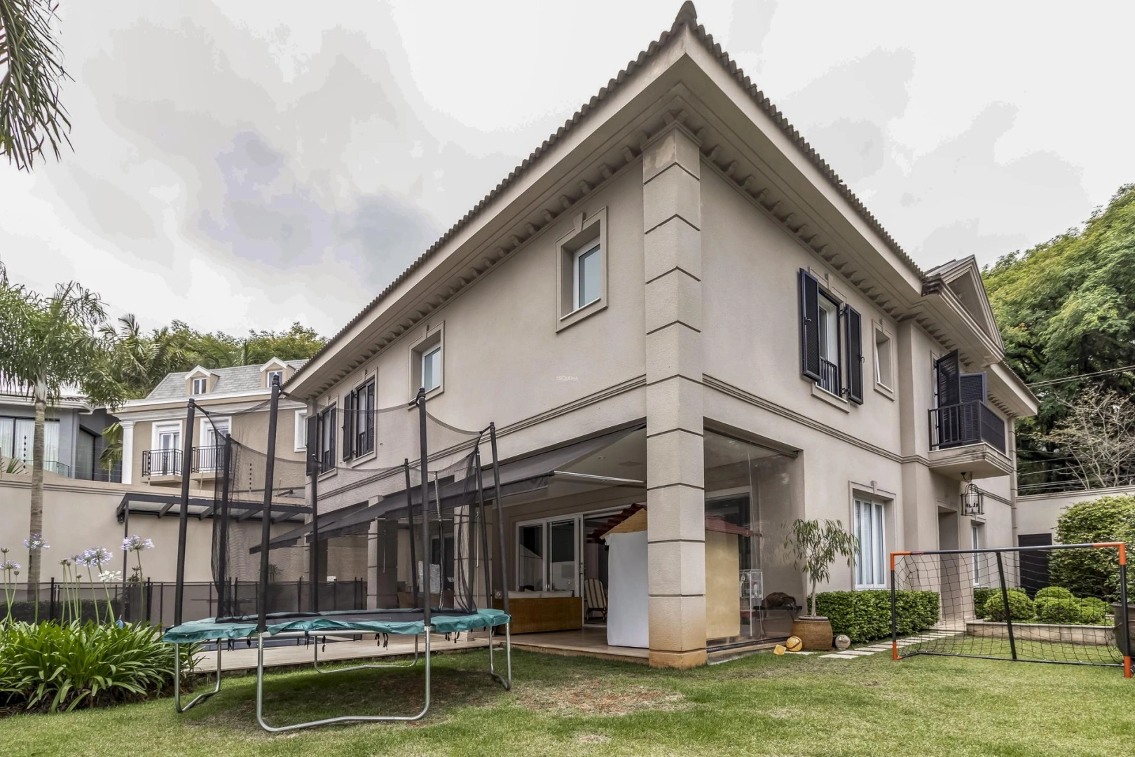 Casa reformada com espaço gourmet e piscina - Imagem 2