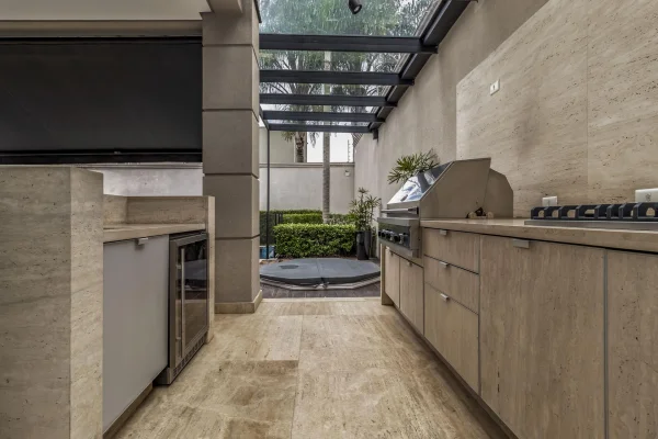 Casa reformada com espaço gourmet e piscina