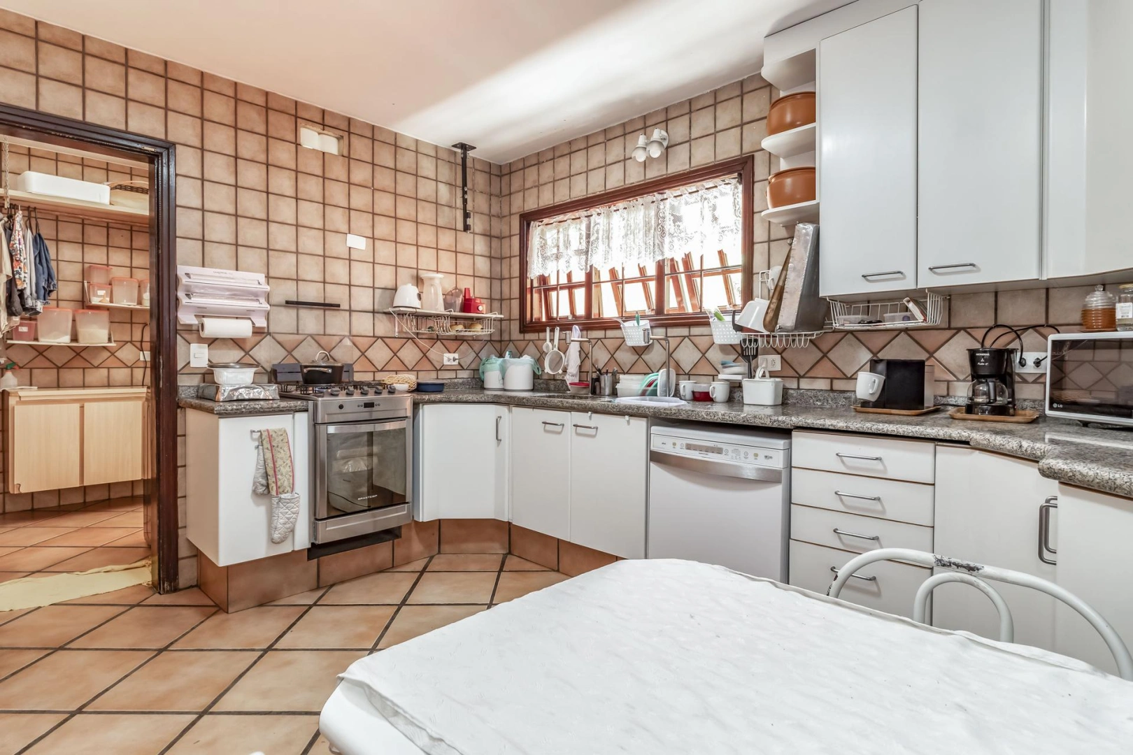 Casa com ares de campo em localização tranquila - Imagem 9