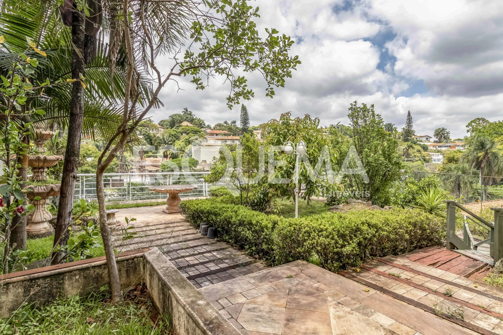 Casa com quadra de tênis em rua fechada - Imagem 10