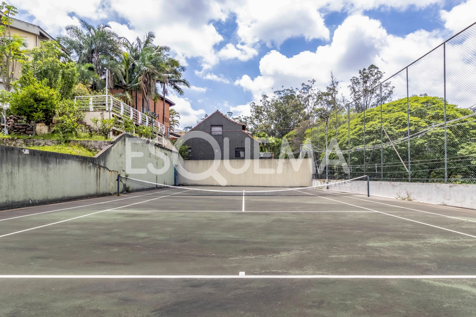 Casa com quadra de tênis em rua fechada - Imagem 12