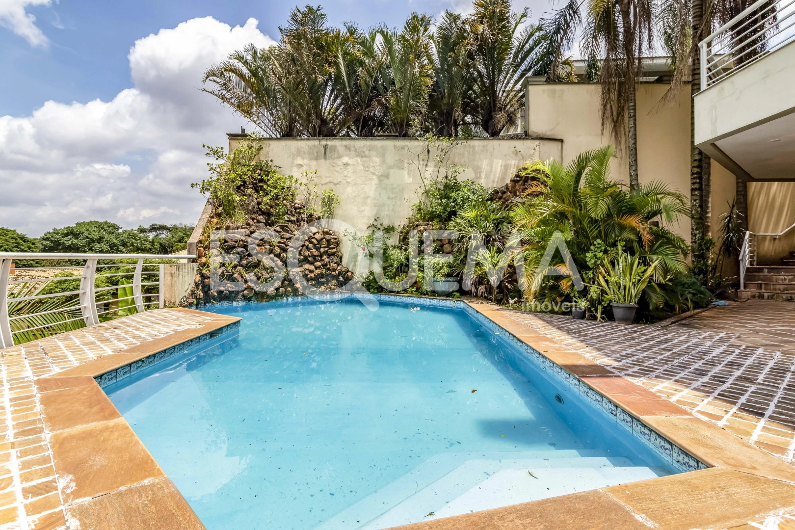 Casa com quadra de tênis em rua fechada - Imagem 13
