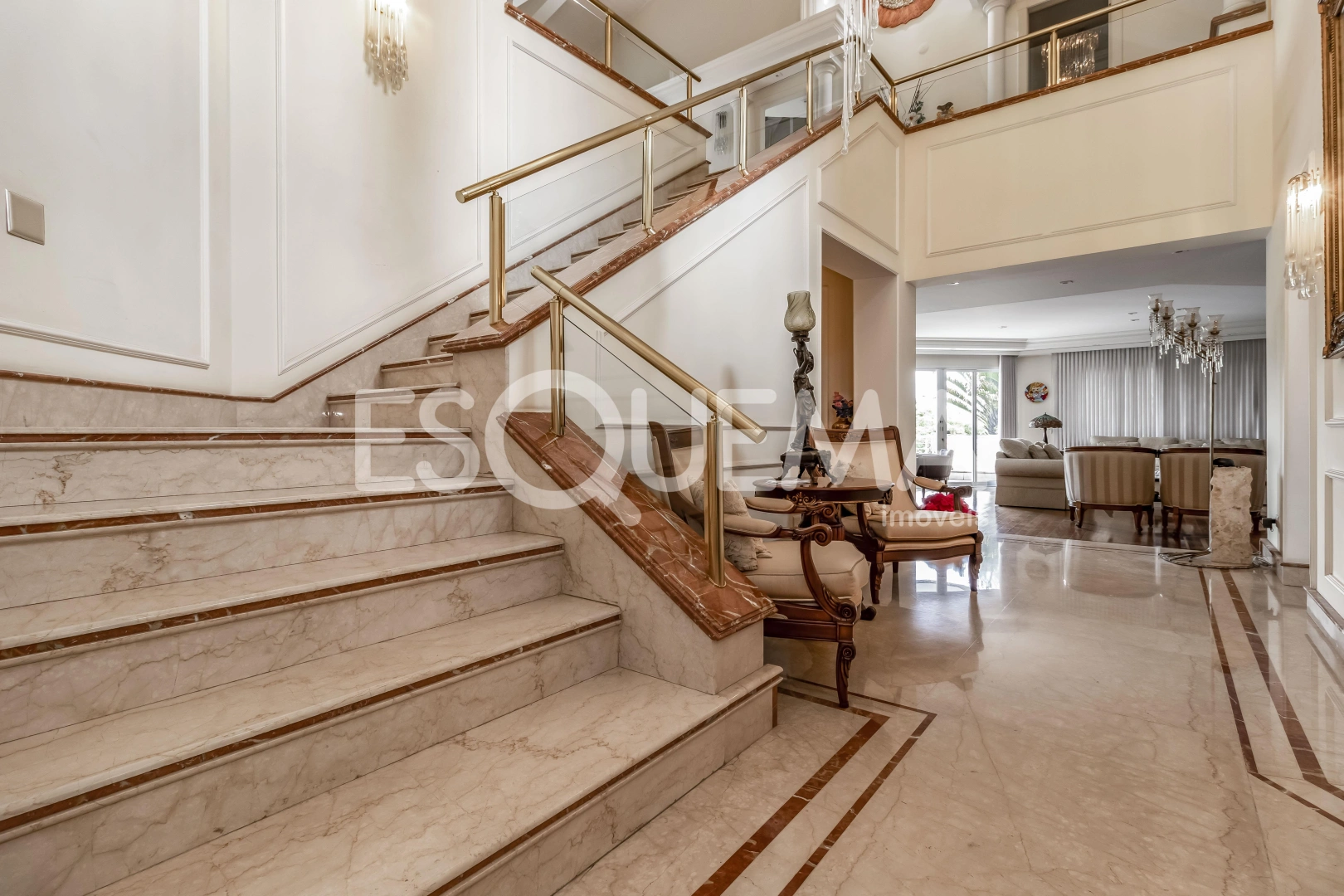 Casa com quadra de tênis em rua fechada - Imagem 14