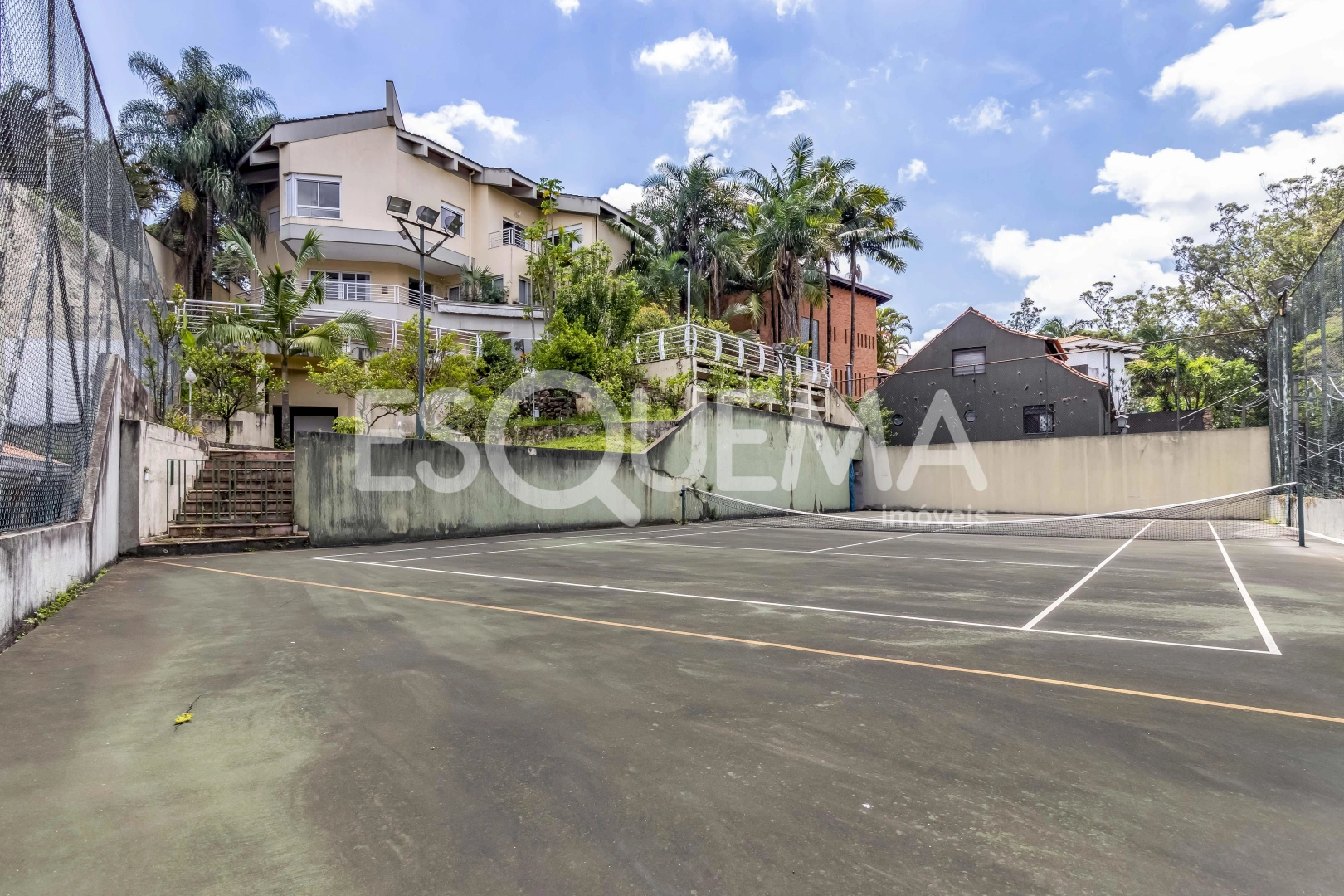 Casa com quadra de tênis em rua fechada - Imagem 15