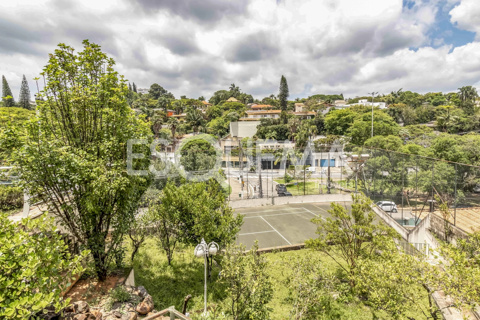 Casa com quadra de tênis em rua fechada - Imagem 1