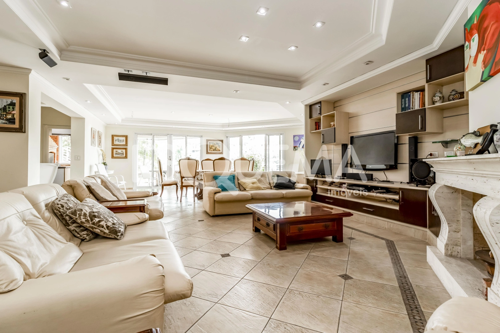 Casa com quadra de tênis em rua fechada - Imagem 2