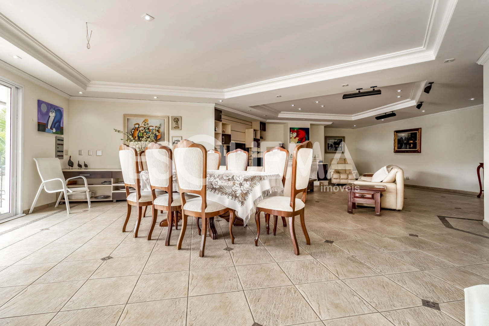 Casa com quadra de tênis em rua fechada - Imagem 3