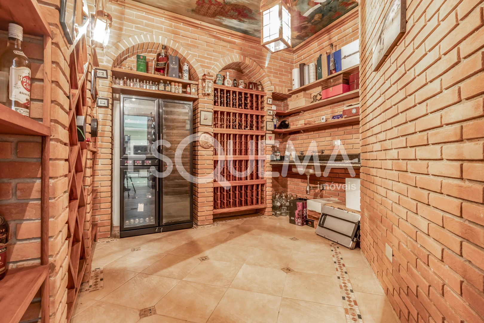 Casa com quadra de tênis em rua fechada - Imagem 4
