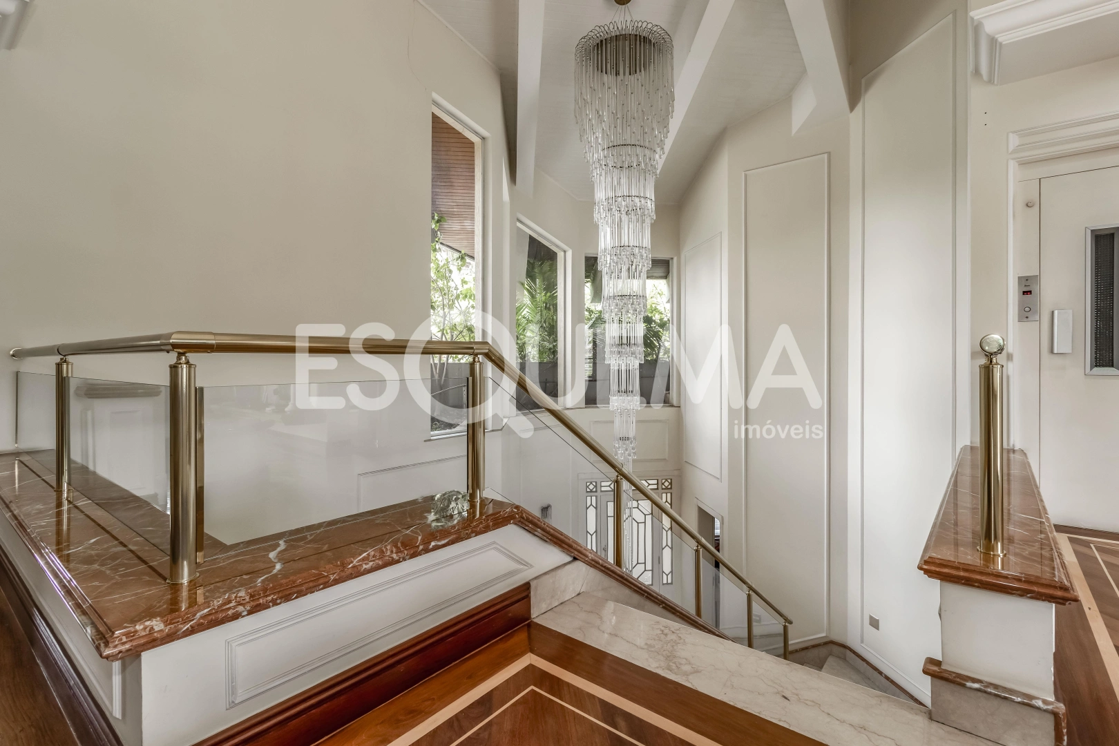 Casa com quadra de tênis em rua fechada - Imagem 5