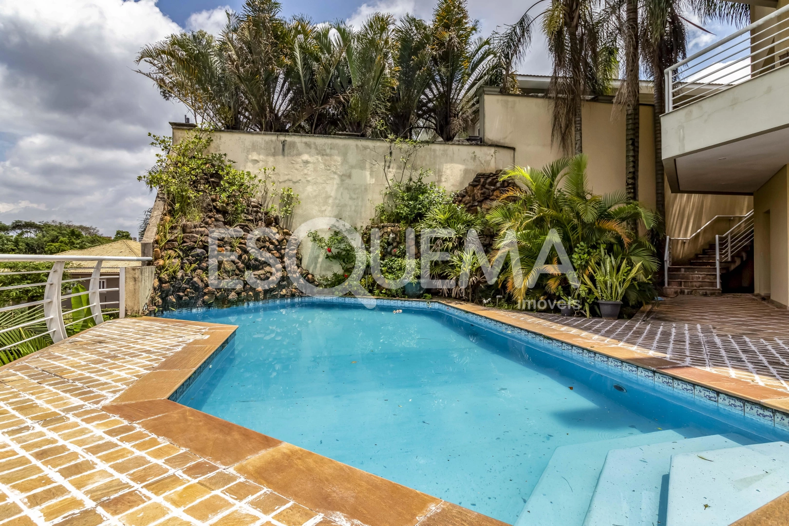 Casa com quadra de tênis em rua fechada - Imagem 6
