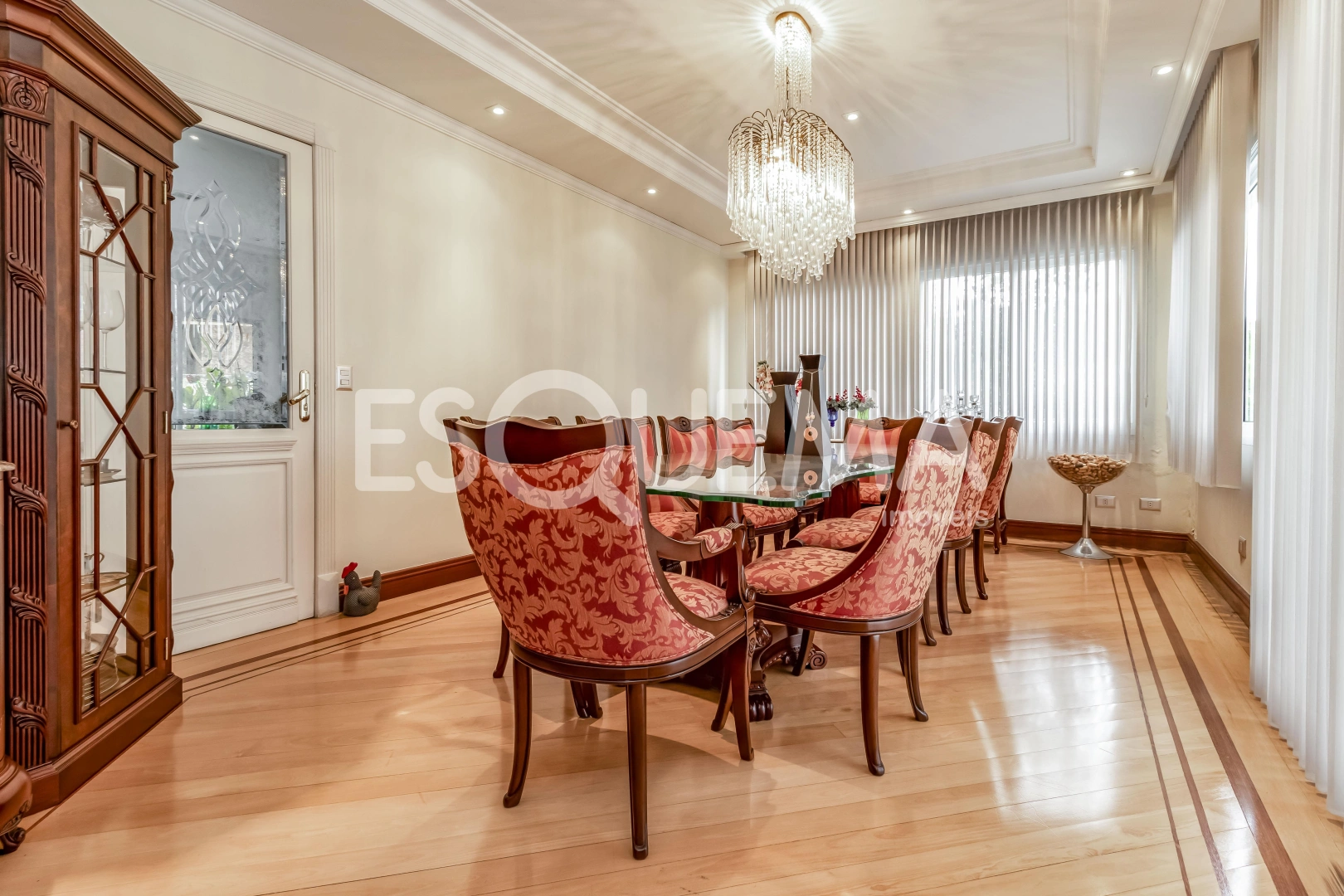 Casa com quadra de tênis em rua fechada - Imagem 7