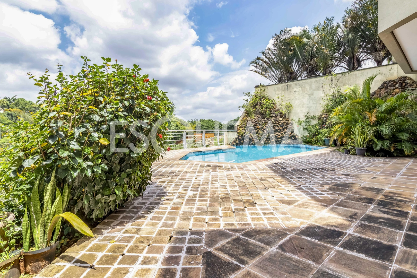 Casa com quadra de tênis em rua fechada - Imagem 9