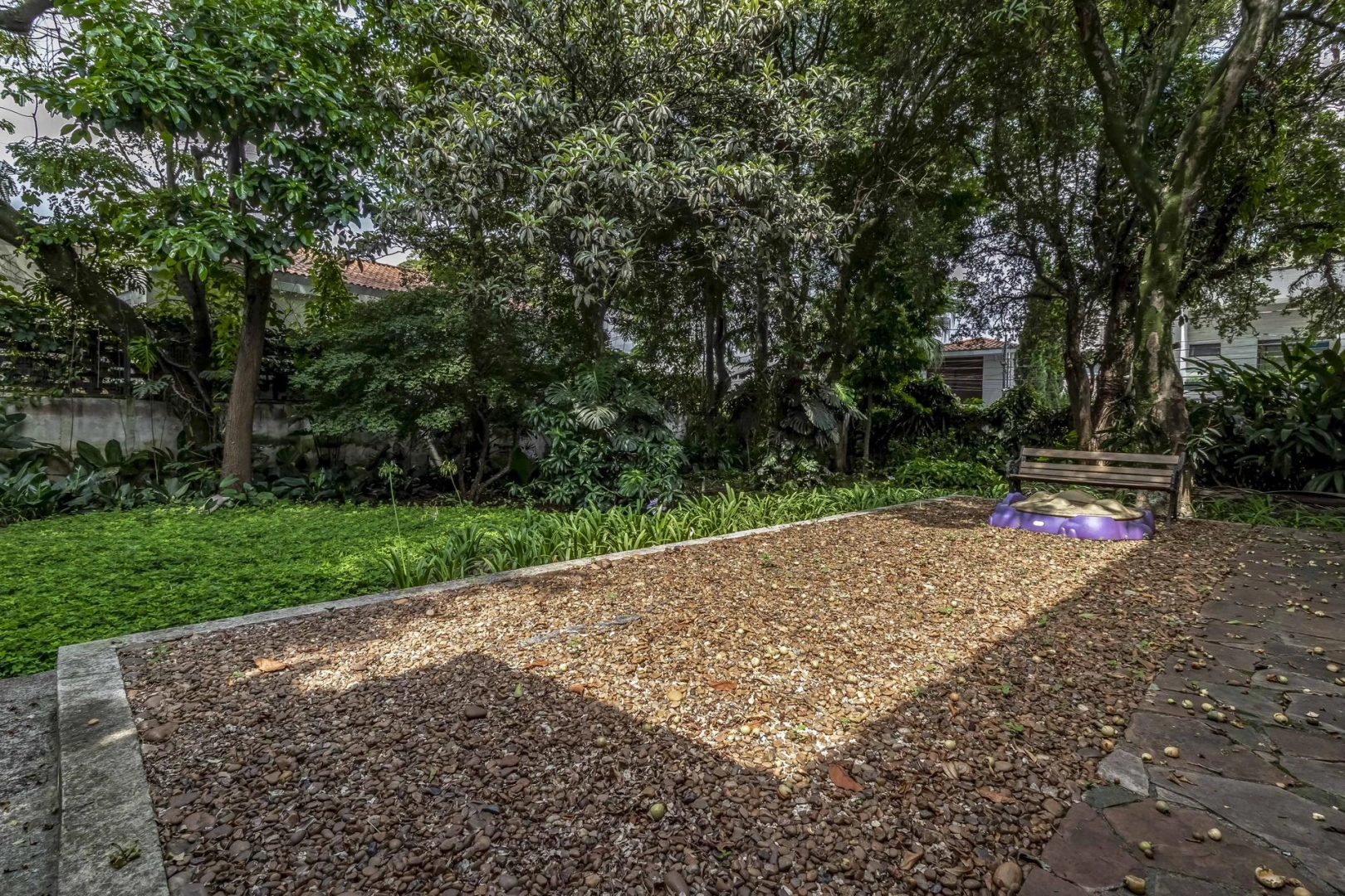 Casa em localização arborizada - Imagem 4