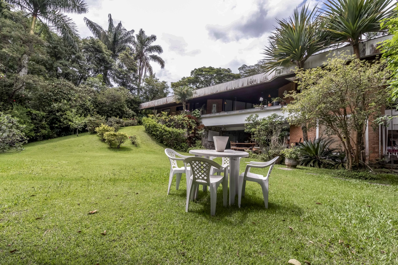 Casa com vista para o verde em rua fechada - Imagem 1
