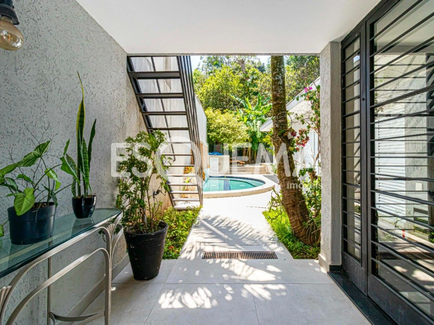 Casa contemporânea reformada com lazer completo e segurança - Imagem 10