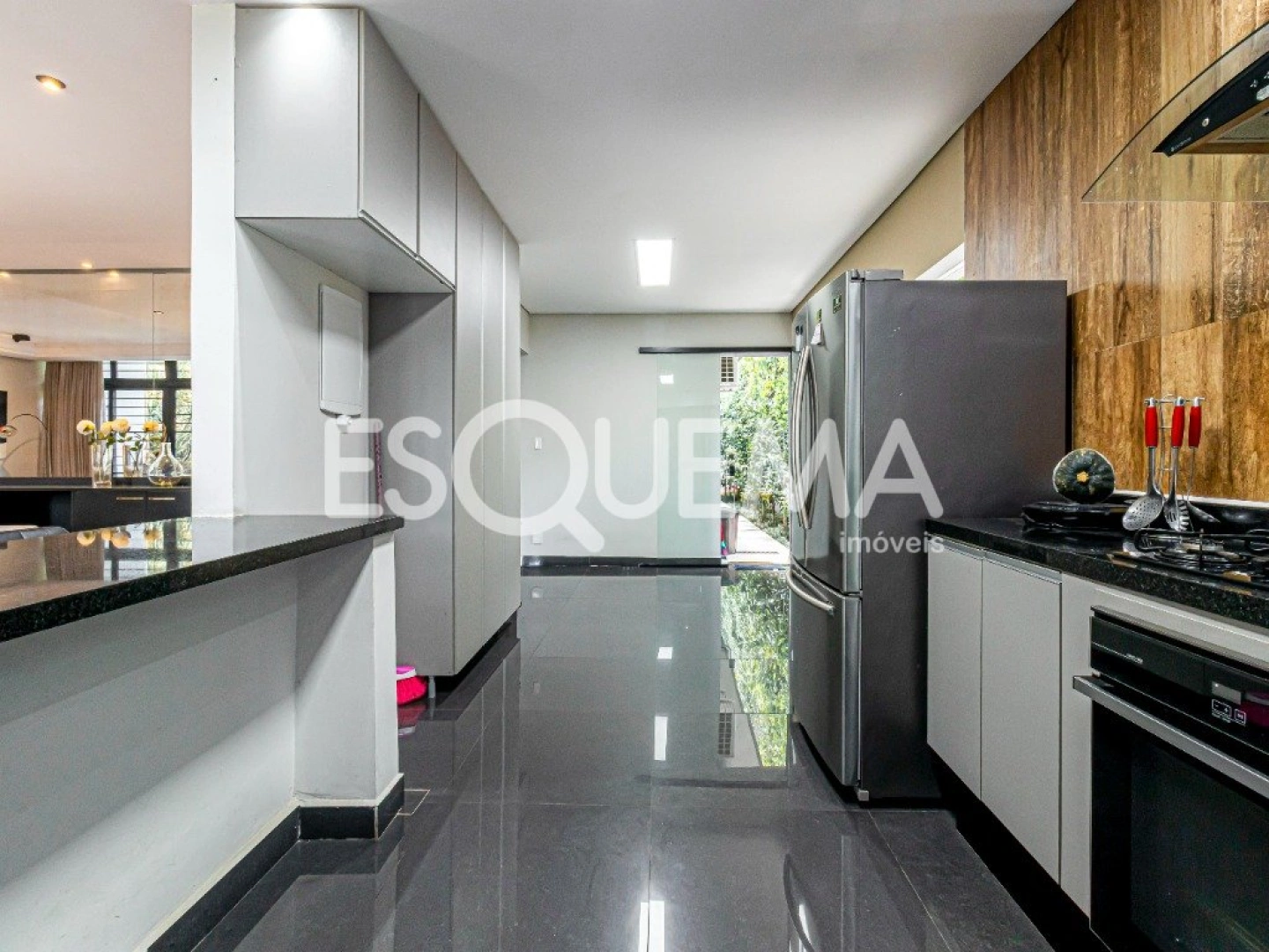 Casa contemporânea reformada com lazer completo e segurança - Imagem 9