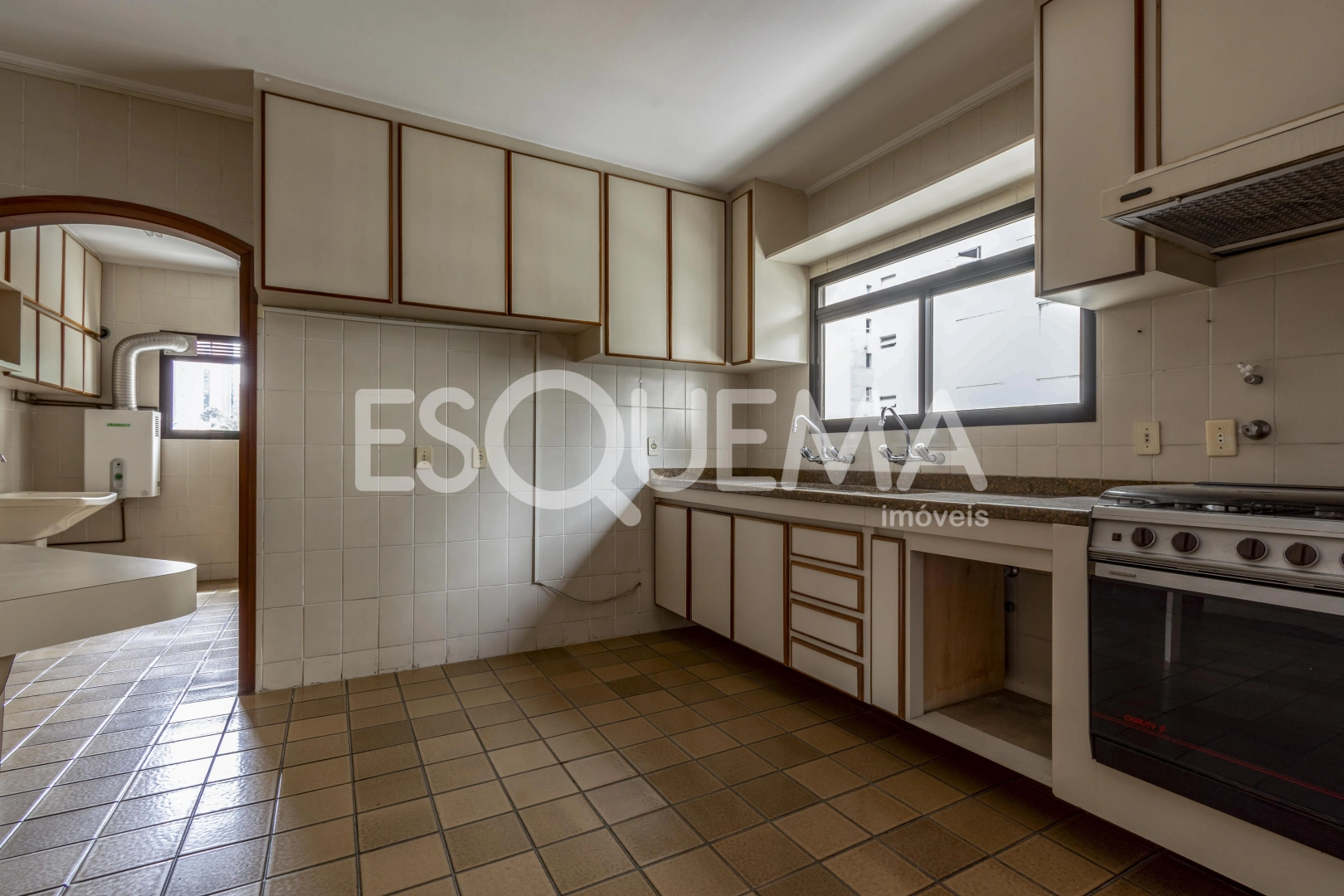 Apartamento amplo e iluminado em localização privilegiada - Imagem 11