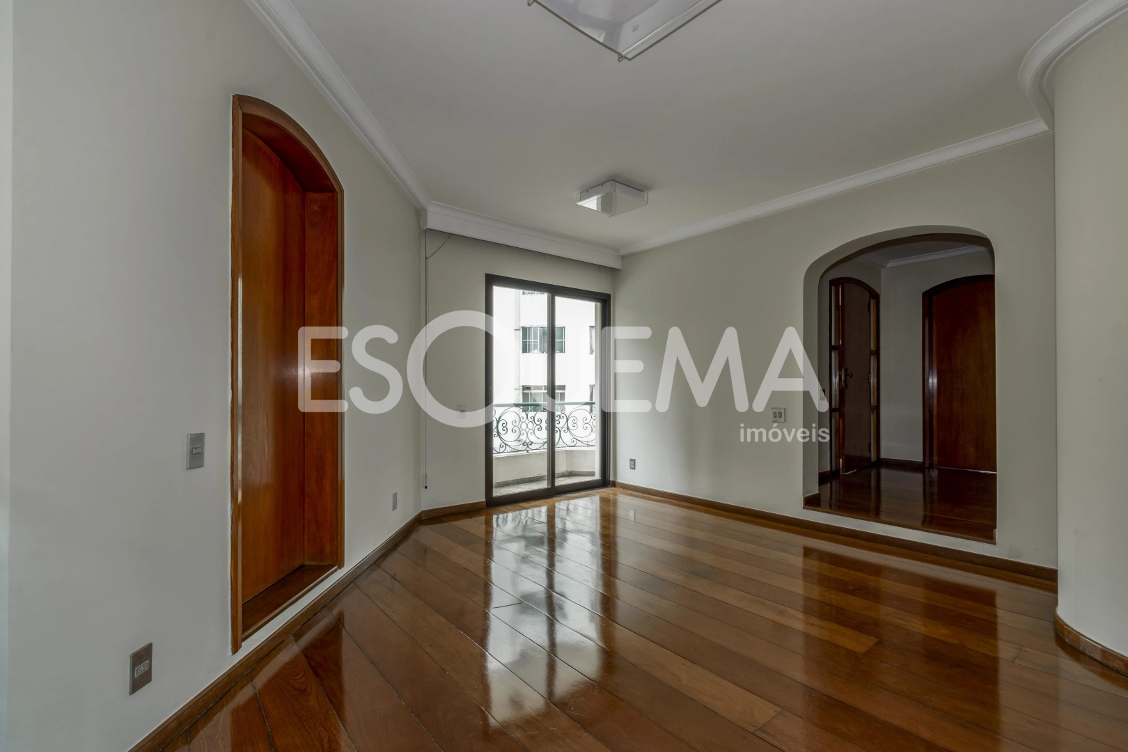 Apartamento amplo e iluminado em localização privilegiada - Imagem 9