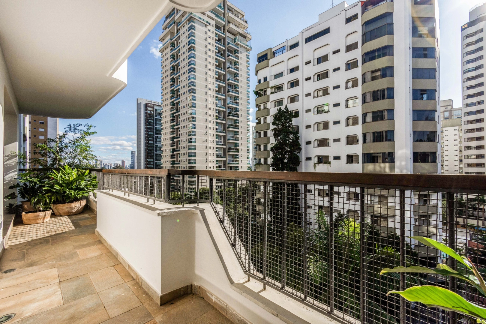 Apartamento recém-reformado com planta espaçosa - Imagem 2