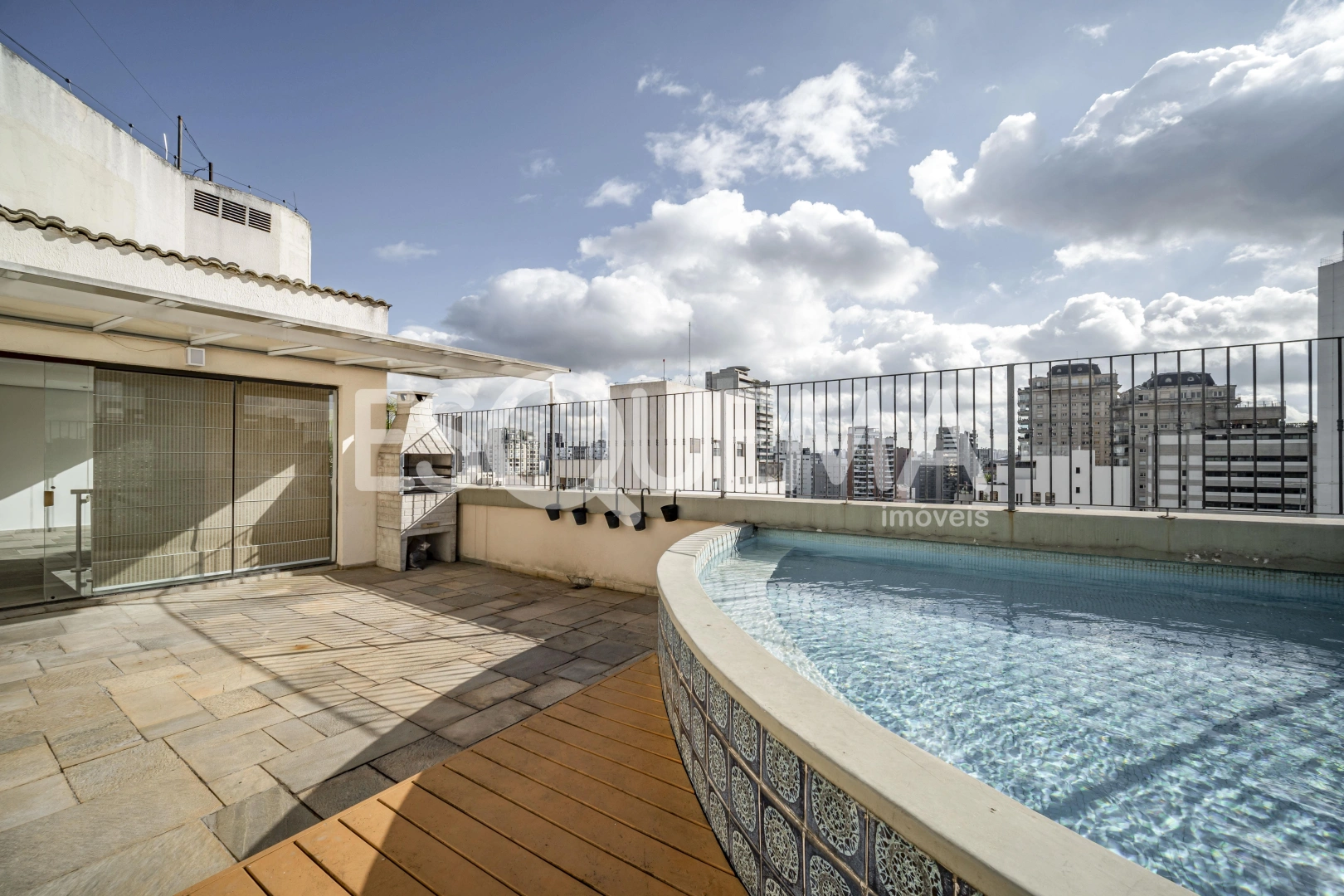 Cobertura duplex próxima à Praça Pereira Coutinho - Imagem 1