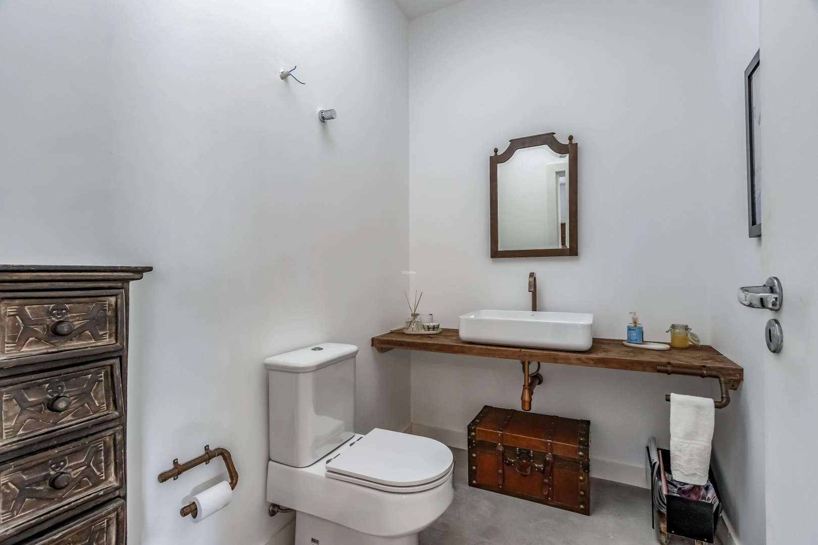 Casa térrea, com projeto moderno e localização privilegiada - Imagem 12