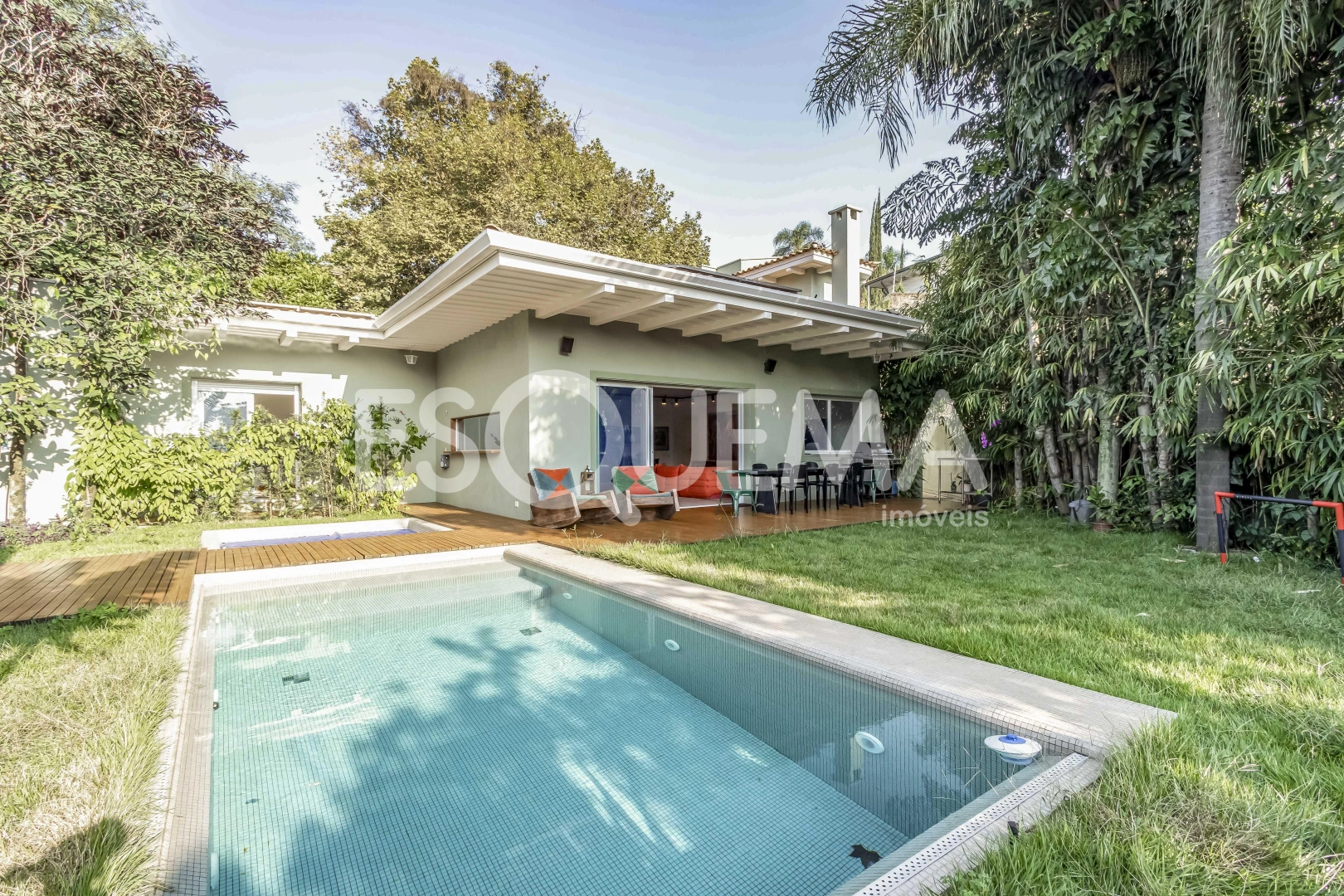 Casa térrea, com projeto moderno e localização privilegiada - Imagem 2