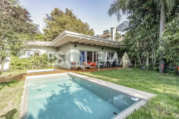 Casa térrea, com projeto moderno e localização privilegiada