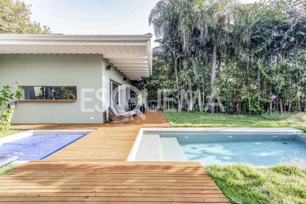 Casa térrea, com projeto moderno e localização privilegiada