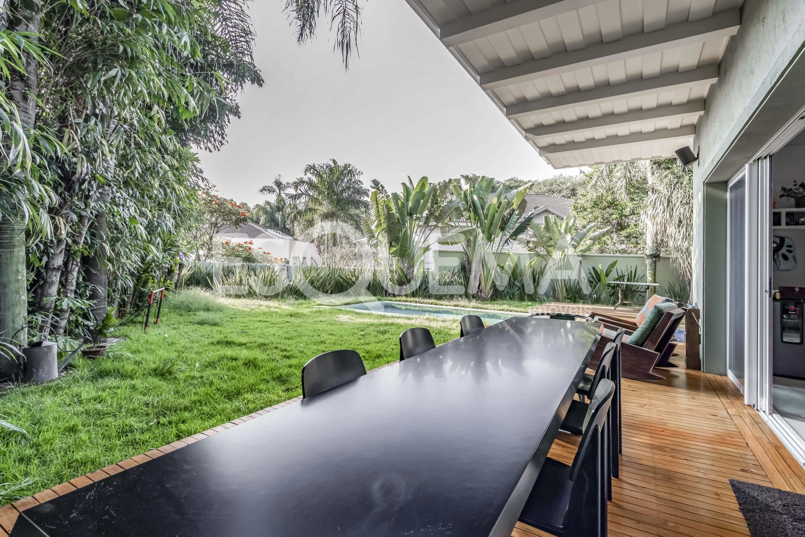 Casa térrea, com projeto moderno e localização privilegiada - Imagem 7