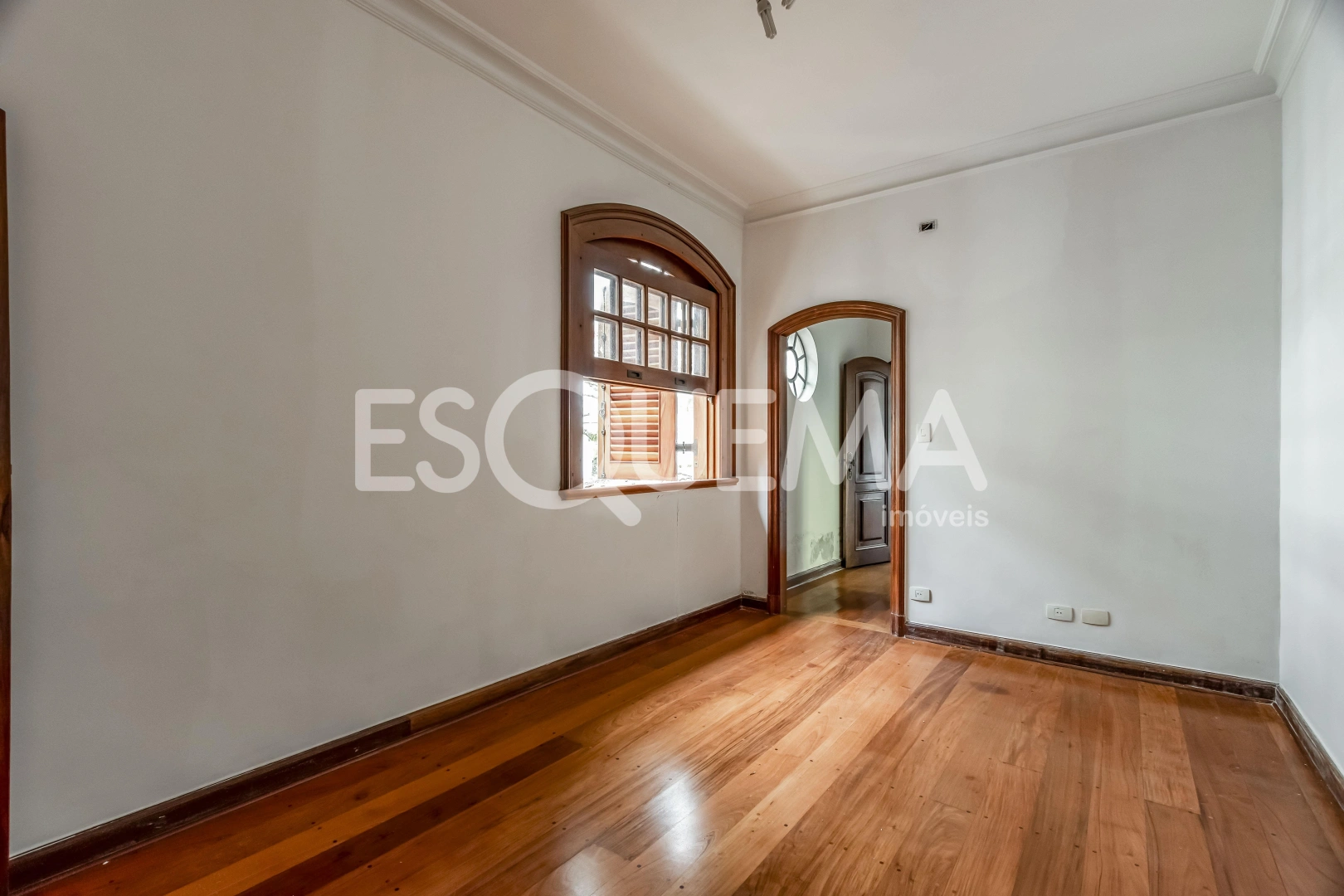 Casa localizada em rua arborizada - Imagem 10