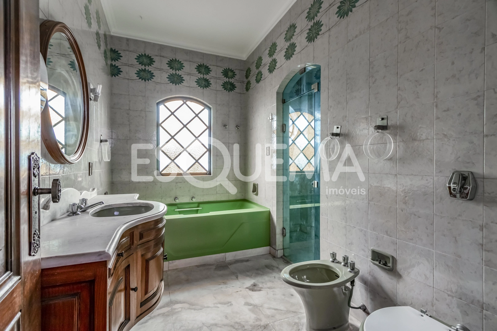 Casa localizada em rua arborizada - Imagem 11