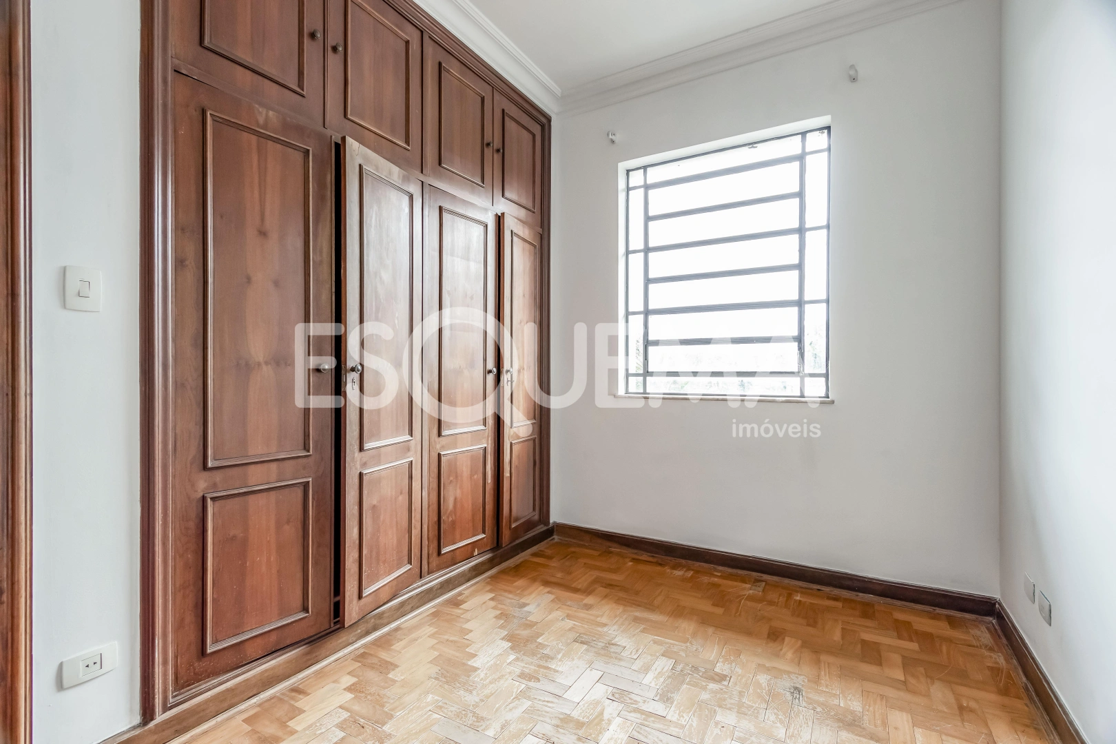 Casa localizada em rua arborizada - Imagem 12