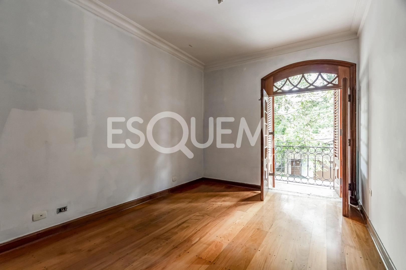 Casa localizada em rua arborizada - Imagem 14