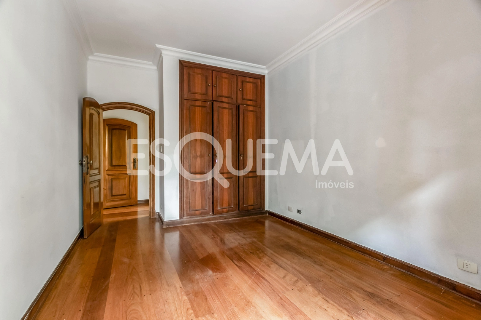 Casa localizada em rua arborizada - Imagem 15