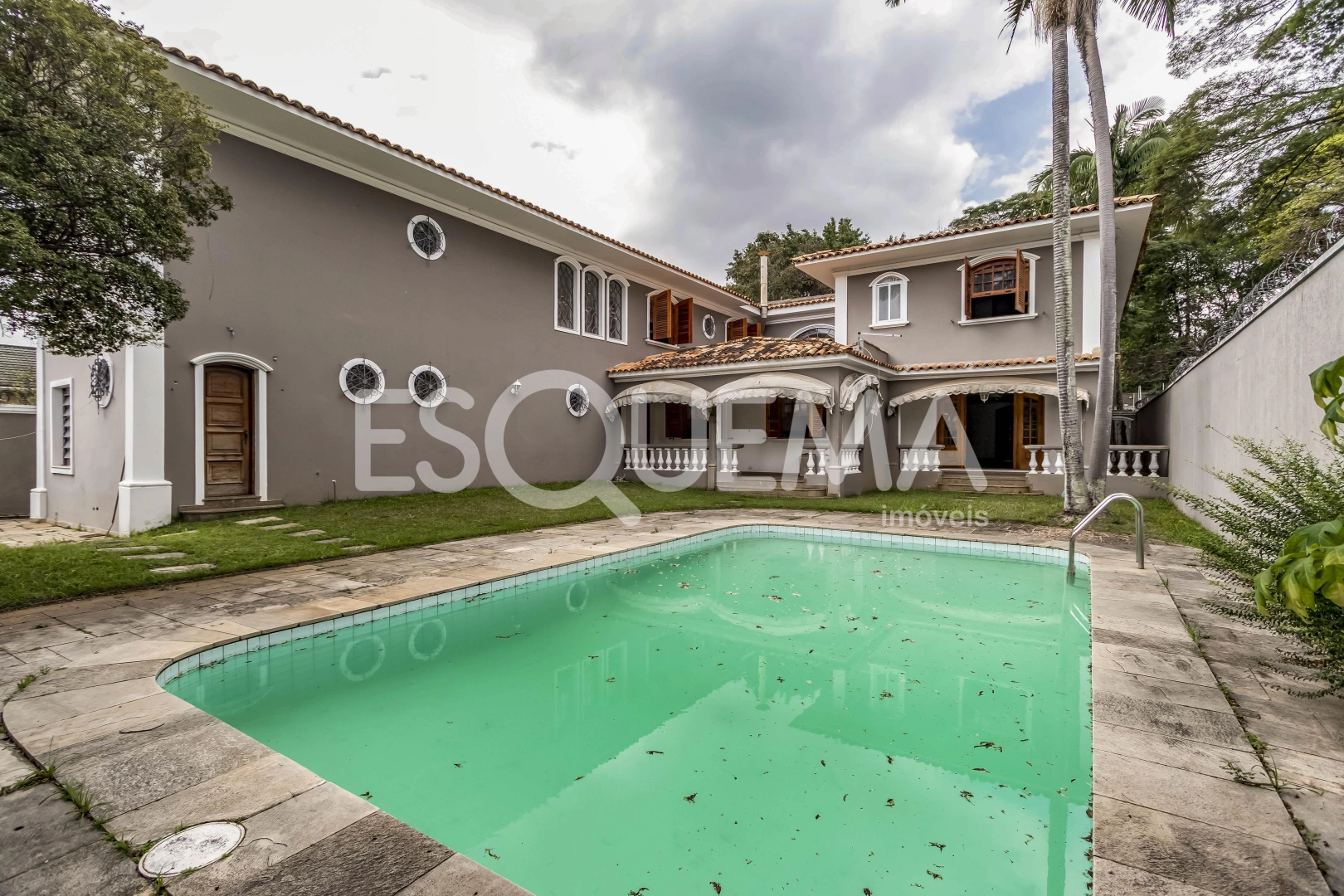 Casa localizada em rua arborizada - Imagem 1