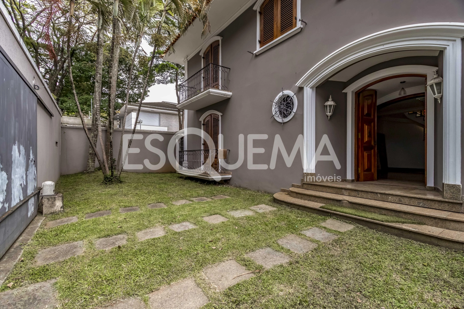 Casa localizada em rua arborizada - Imagem 2