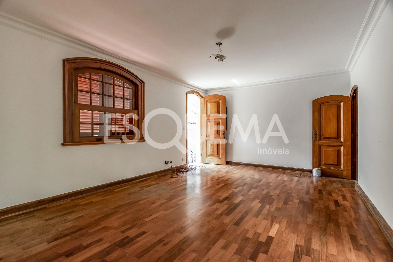 Casa localizada em rua arborizada - Imagem 4