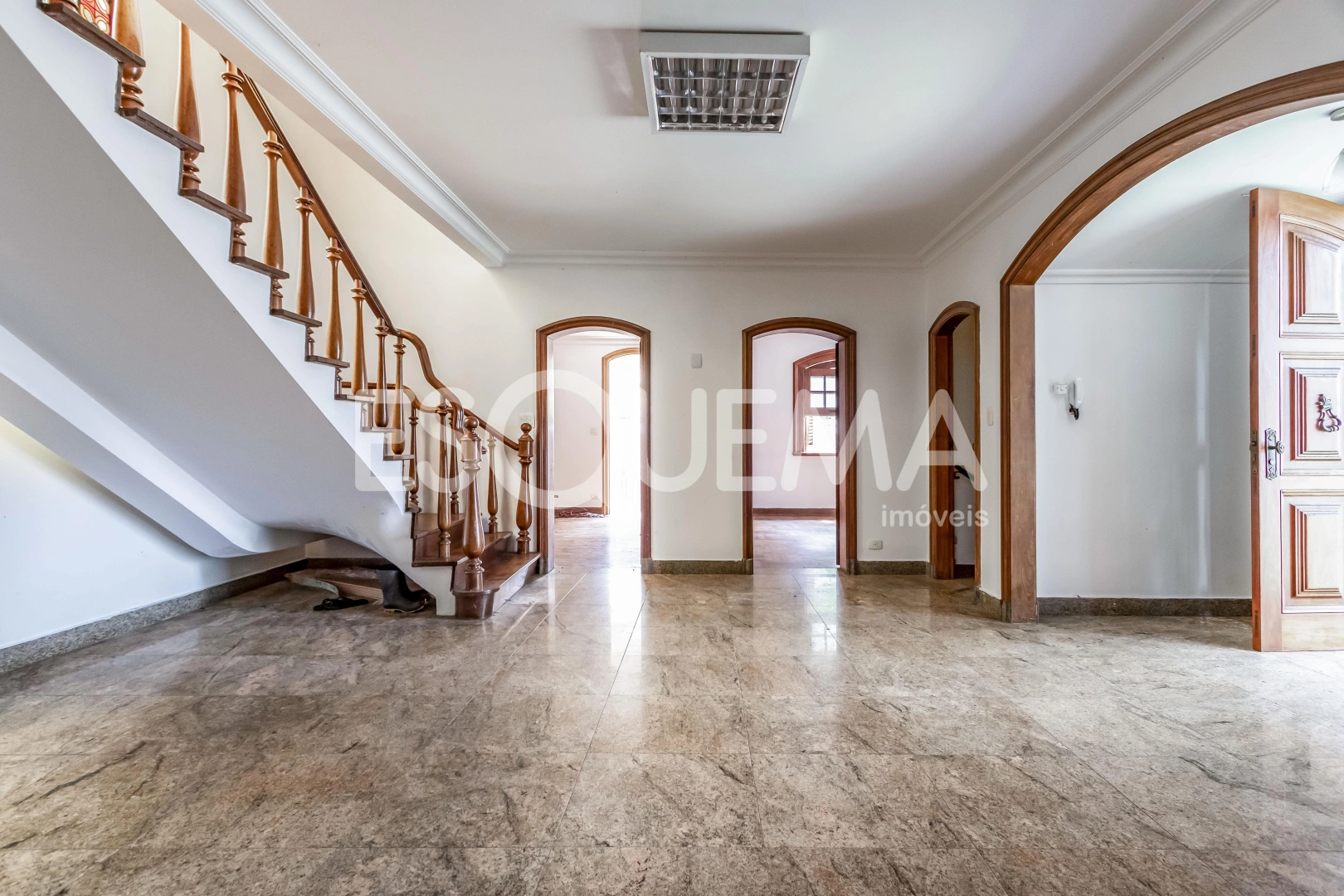 Casa localizada em rua arborizada - Imagem 5