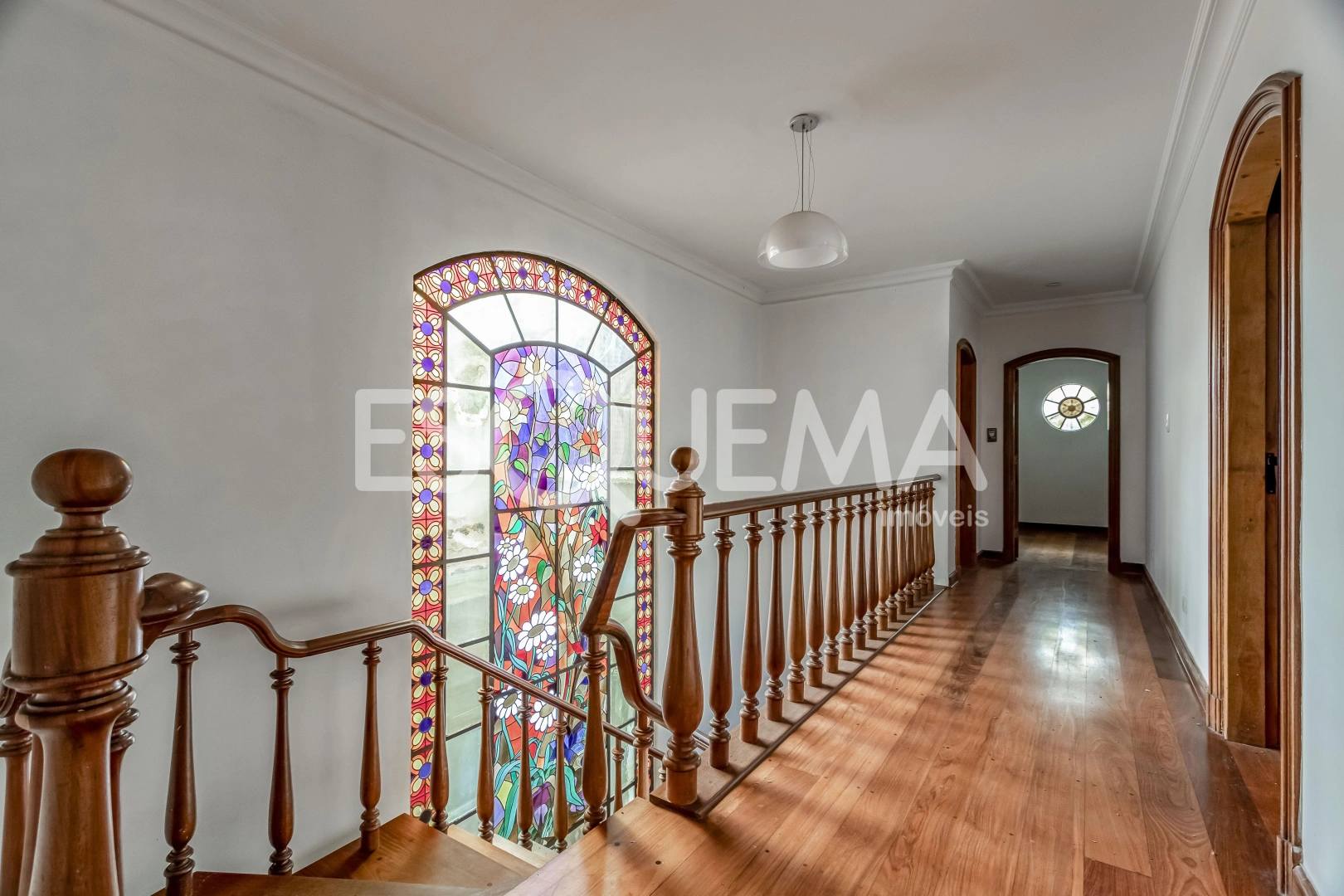 Casa localizada em rua arborizada - Imagem 7