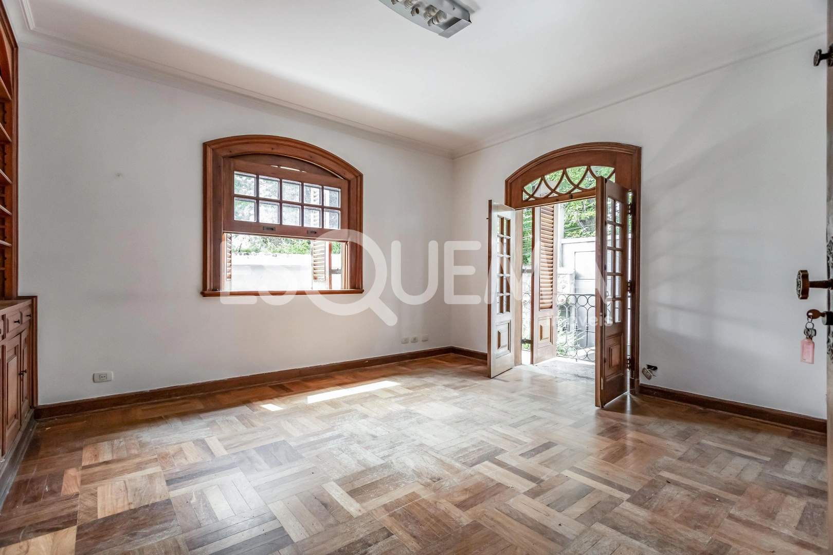 Casa localizada em rua arborizada - Imagem 8
