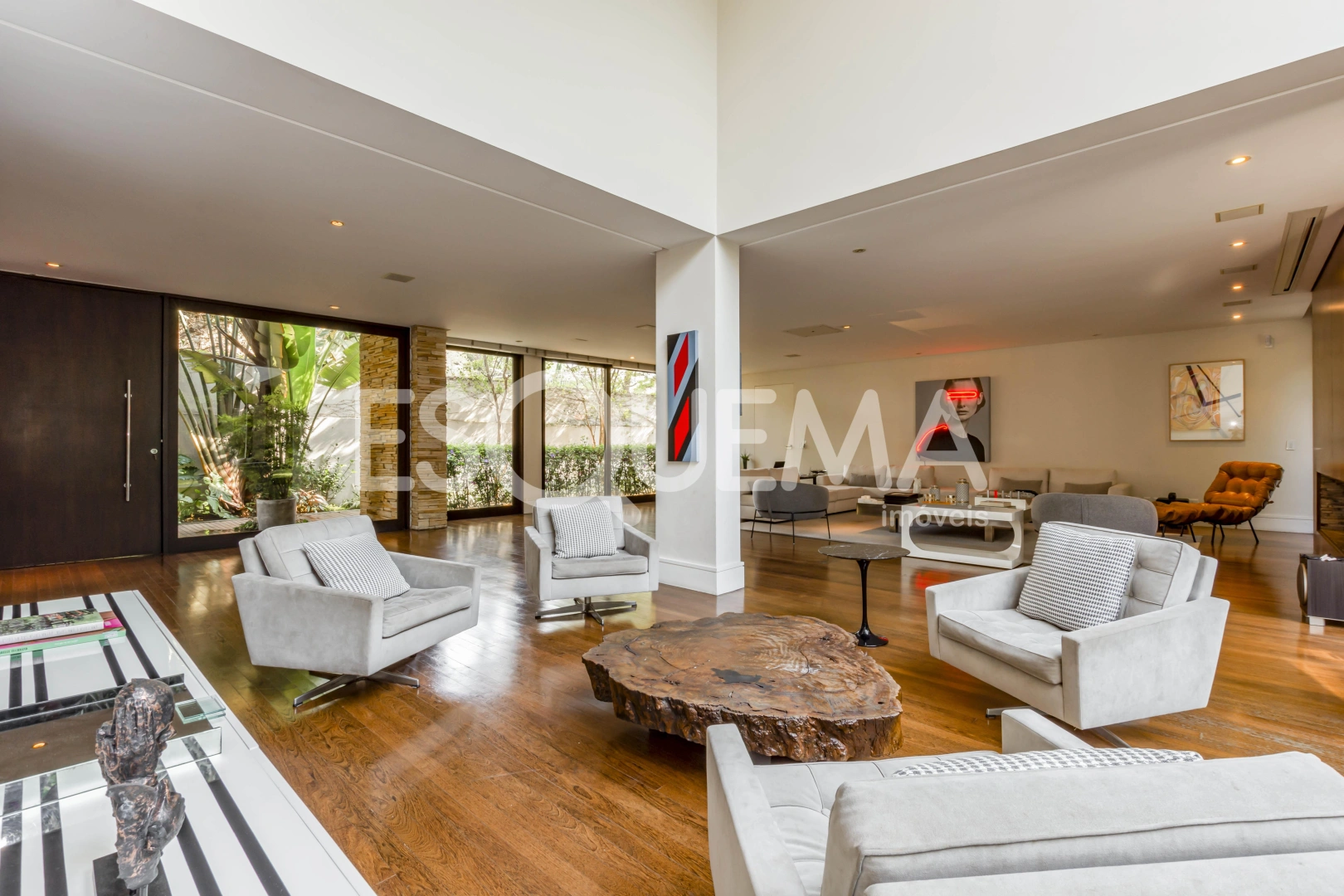 Casa moderna e com jardim amplo - Imagem 12